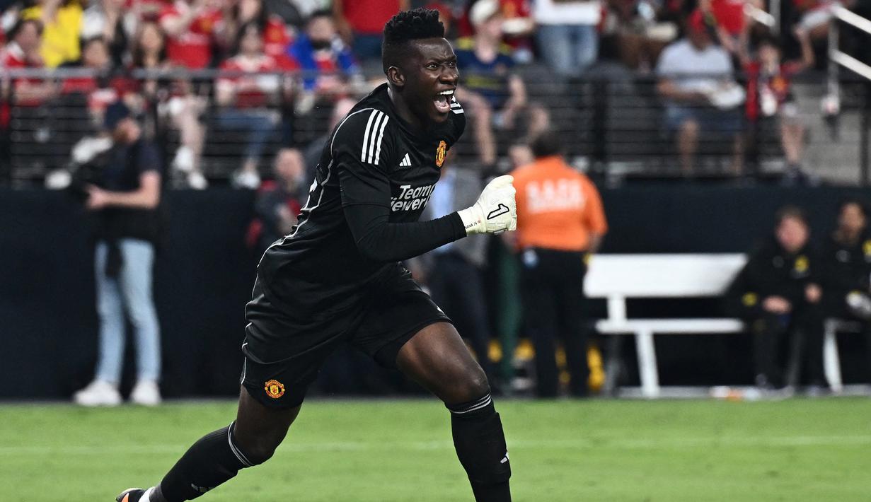 Kiper Manchester United, Andre Onana berteriak kepada rekan-rekannya saat menghadapi Borussia Dortmund pada laga uji coba pramusim 2023/2024 di Allegiant Stadium, Las Vegas (30/7/2023). Andre Onana didatangkan Manchester United dari Inter Milan pada bursa transfer musim panas 2023/2024 dengan nilai transfer 52,5 juta euro untuk menggantikan posisi David De Gea yang hengkang dari Old Trafford. (AFP/Patrick T. Fallon)