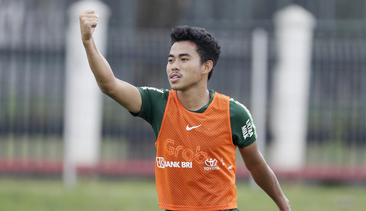 Pemain Timnas Indonesia U-22, Nurhidayat, saat latihan di Lapangan ABC Senayan, Selasa (5/2). Nurhidayat merupakan palang pintu andalan yang siap menjaga pertahanan Timnas Indonesia U-22. (Bola.com/M Iqbal Ichsan)