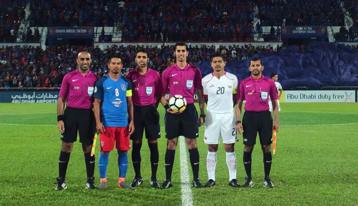 Kapten Persija Jakarta, Bambang Pamungkas, bersama kapten Johor Darul Ta'zim, Safiq Rahim, foto bersama wasit pada laga AFC Cup di Stadion Hassan Yunos, Johor, Rabu (14/2/2018). JDT menang 3-0 atas Persija. (Media Persija)