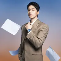 Lee Dong Wook tampil memukau mengenakan jam tangan mewah Tissot PRX Extension dengan konsep foto office look. Misalnya saja ia mengenakan jam Tissot strap stainless dengan dial warna baby blue dipadukan jas coklat senada dengan celana dan dasinya. [dok. Tissot]