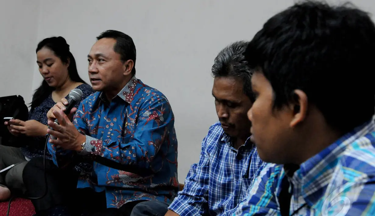 Ketua MPR, Zulkifli Hasan berdialog dengan wartawan membahas evaluasi kinerja MPR RI di Jakarta, Senin (22/12/2014).(Liputan6.com/Andrian M Tunay)