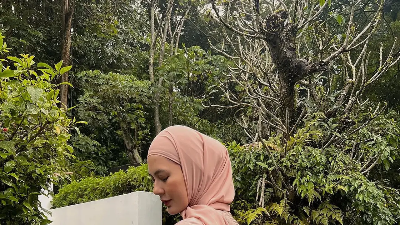 Pesona Kalem Paula Verhoeven dengan Busana Berhijab Soft Pink, Tampil Stylish Hanya dengan Satu Warna