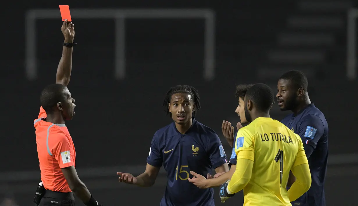 Wasit asal Senegal, Issa Sy memberi kartu merah kepada bek Timnas Prancis U-20, Ousmane Camara (kanan) saat menghadapi Honduras pada laga terakhir Grup F Piala Dunia U-20 2023 di Unico Diego Armando Maradona Stadium, La Plata, Argentina, Senin (29/5/2023) dini hari WIB. (AFP/Juan Mabromata)