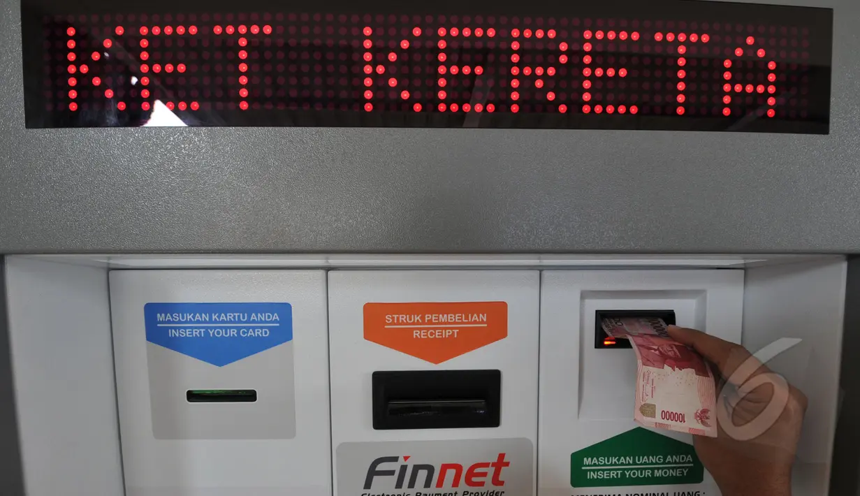 Layanan terbaru kereta api berupa pembelian tiket berupa vending machine pembelian tiket kereta api, atau kios elektronik (electronic kiosk/E-Kiosk), di stasiun Senen, Jakarta, Jumat (13/3/2015). (Liputan6.com/Johan Tallo)