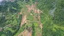 Foto dari udara memperlihatkan lokasi tanah longsor di Desa Liujing, Distrik Wulong, Chongqing, China (26/7/2020). Aliran sungai di Kota Chongqing terhambat akibat tanah longsor, membentuk genangan air yang mengancam kota-kota kecil di sekitar lokasi dan sebuah pembangkit listrik. (Xinhua/Huang Wei)