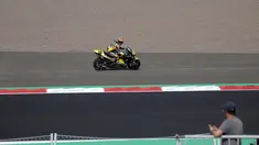 Pembalap dari Mooney VR46 Racing Team, Luca Marini saat melakukan sesi latihan bebas MotoGP Mandalika 2022 di Sirkuit Mandalika. (Bola.com/Ade Yusuf Satria)