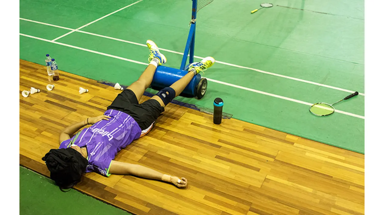 Nitya Krishinda Maheswari kelelahan usai berlatih jelang Kejuaraan Dunia BWF 2015 di Pelatnas Cipayung, Jakarta, Kamis (6/8/2015). (Bola.com/Vitalis Yogi Trisna)