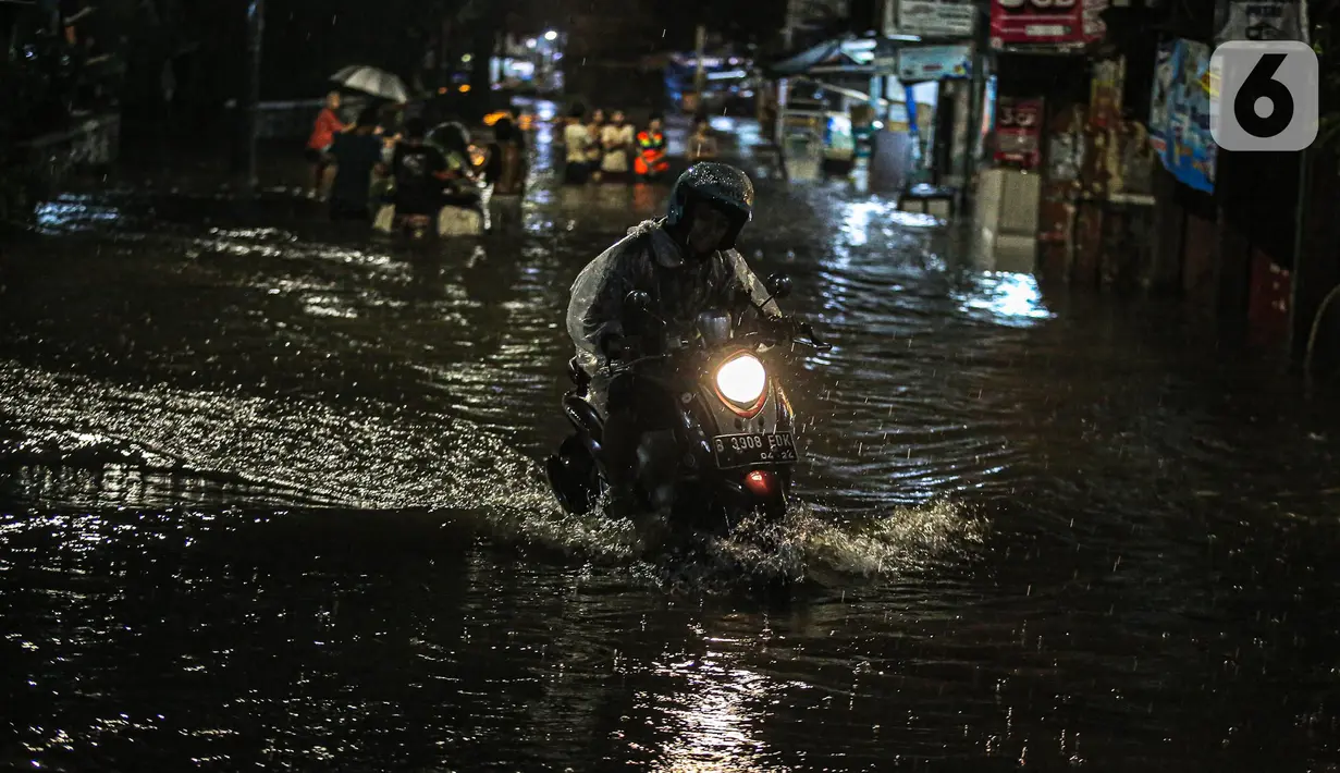 Pengendara motor menerobos genangan banjir di kawasan Kemang, Jakarta, Selasa (4/10/2022). Jalan Kemang Utara IX tak bisa dilalui oleh kendaraan. Banjir menggenangi kawasan Pasar Kambing dan sejumlah rumah penduduk. (Liputan6.com/Faizal Fanani)