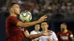 Penyerang AS Roma, Edin Dzeko mengontrol bola saat bertanding melawan Tottenham Hotspur pada pertandingan International Champions Cup di San Diego (25/7). Tottenham menang telak 4-1 atas Roma. (AP Photo/Gregory Bull)