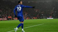 Gelandang Chelsea asal Inggris bernomor punggung 19, Jadon Sancho, merayakan gol kelima timnya selama pertandingan Liga Primer Inggris antara Southampton dan Chelsea di Stadion St Mary di Southampton, Inggris selatan, pada tanggal 4 Desember 2024. (Glyn KIRK/AFP)