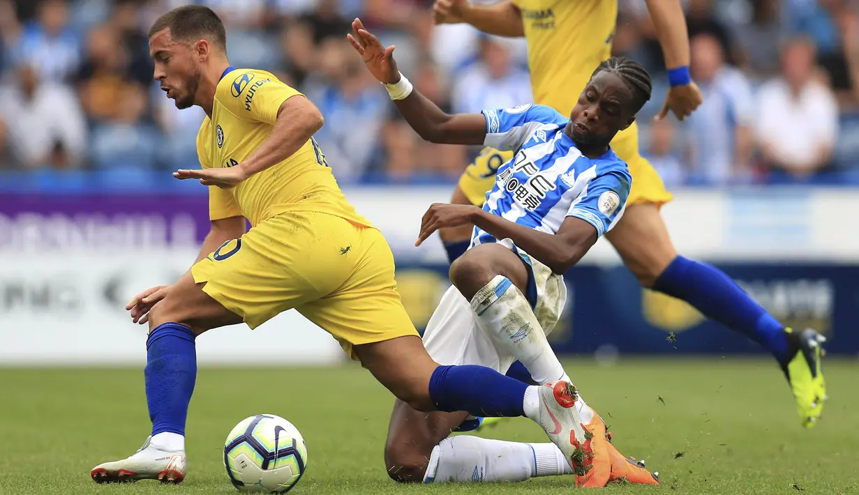Gelandang Chelsea, Eden Hazard, berusaha melewati pemain Huddersfield Town pada laga Premier League di Stadion John Smith's, Sabtu (11/8/2018). Chelsea menang 3-0 atas Huddersfield Town. (AP/Mike Egerton)