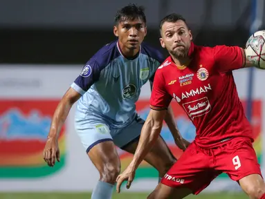 Penyerang Persija Jakarta, Marco Simic (kanan) berusaha melewati penjagaan bek Persela Lamongan, Moch Zaenuri saat laga pekan keempat BRI Liga 1 2021/2022 di Stadion Pakansari, Bogor, Jumat (24/09/2021). Persija Jakarta membungkam Persela Lamongan 2-1. (Bola.com/Bagaskara Lazuardi)