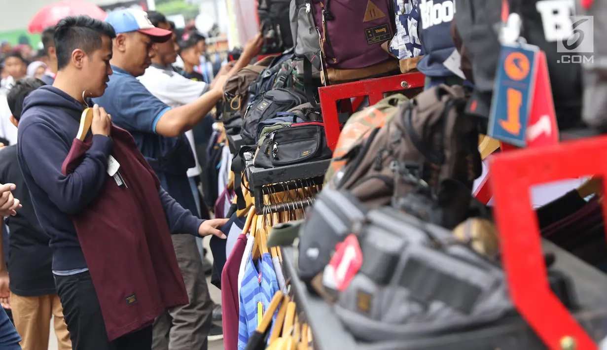 Pengunjung memilih produk yang ditawarkan pada gelaran Jakcloth Year End Sale di Parkir Timur Senayan, Jakarta, Sabtu (22/12). Jakcloth Year End Sale berlangsung 19-23 Desember. (Liputan6.com/Helmi Fithriansyah)