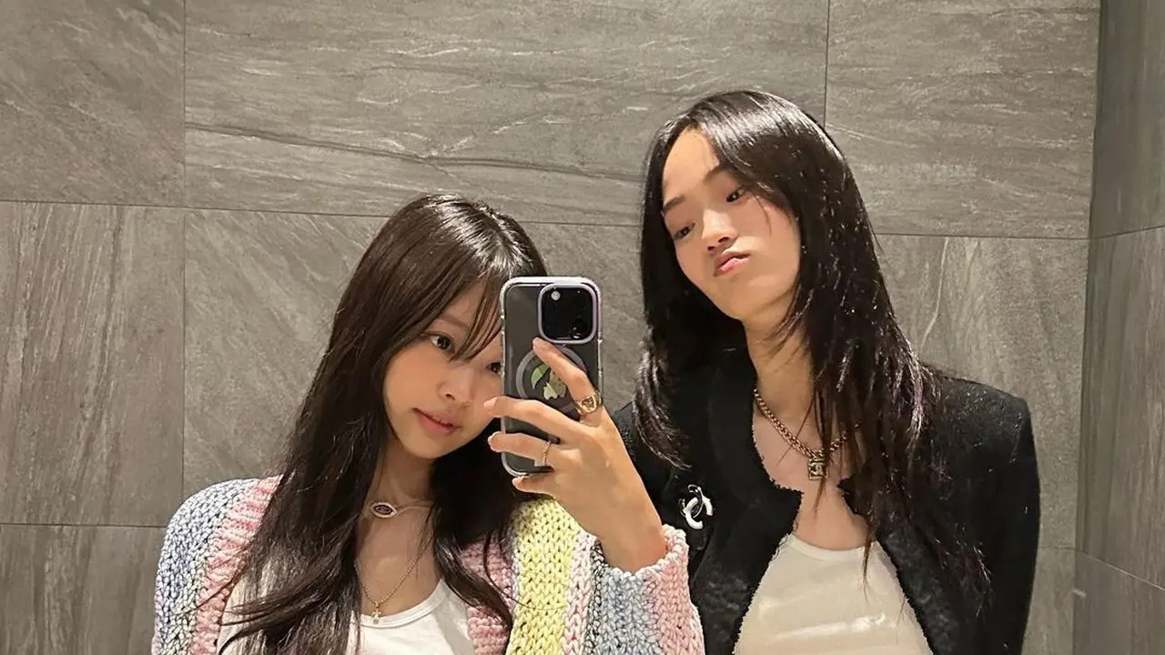 Potret Jennie BLACKPINK Jalan Bareng Bestie di Jepang Kenakan Outfit Multicolor Ratusan Juta