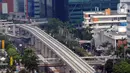 Proyek pembangunan Light Rail Transit (LRT) Jabodebek terlihat di Jalan Kuningan, Jakarta, Jumat (11/10/2019). Pengerjaan jalur angkutan massal tersebut sudah mencapai 65,77 persen, terdiri dari Cawang-Cibubur, Cawang-Dukuh Atas, dan Cawang-Bekasi Timur. (merdeka.com/Dwi Narwoko)