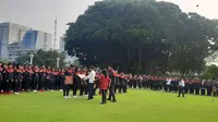 Presiden Joko Widodo atau Jokowi memberikan bonus kepada para atlet, pelatih, dan asisten pelatih SEA Games ke-32 yang berhasil meraih medali pada ajang SEA Games Kamboja 2023. (Liputan6.com/ Lizsa Egeham)