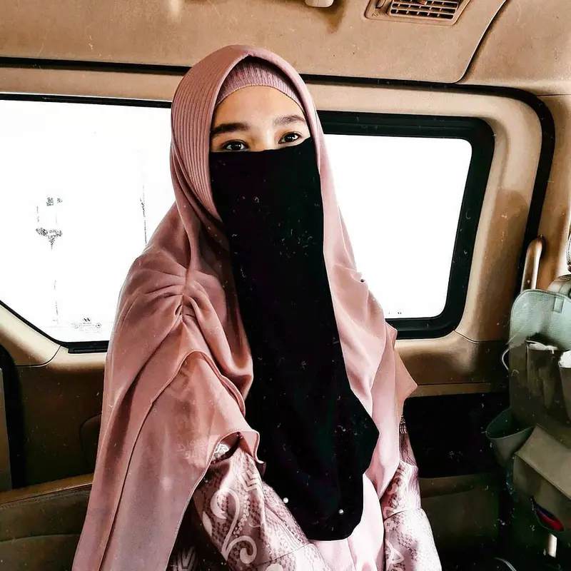 Foto Tanpa Hijab Disebar Kekasih ART, Ini 6 Potret Istri Virgoun Pakai Cadar