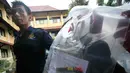 Petugas menunjukan barang bukti cuter saat rilis pengungkapan penyayatan di Mapolda DIY, Yogyakarta, (3/5/2016). Pelaku telah meresahkan masyarakat dengan meneror menggunakan benda tajam. (Boy Harjanto)