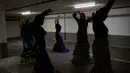 Alih-alih menghentikan aktivitas sepenuhnya, para siswa tari flamenco tersebut justru kembali melanjutkan latihan. Mereka menjadikan area tersebut sebagai lokasi latihan darurat. Tampak dalam foto, sekelompok siswa flamenco menari di garasi parkir bawah tanah setelah kelas studio mereka terganggu oleh sirene serangan udara yang memperingatkan datangnya rudal dari Iran, di Tel Aviv, Israel, Senin 30 Maret 2026. (AP Photo/Ohad Zwigenberg)