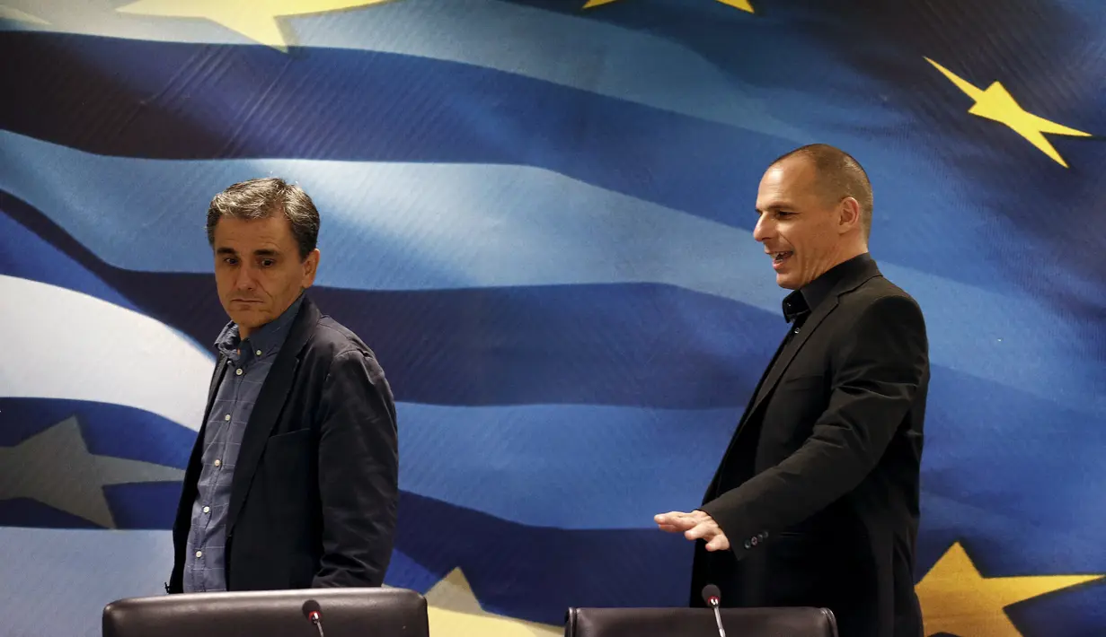 Yanis Varoufakis (kanan) berjalan bersama menteri keuangan Yunani yang baru, Euclid Tsakalotos jelang serah terima jabatan di Athena, Yunani (6/7/2015). Yanis Varoufakis  mundur sebagai konsekuensi dari krisis keuangan Yunani. (REUTERS/Yannis Behrakis)