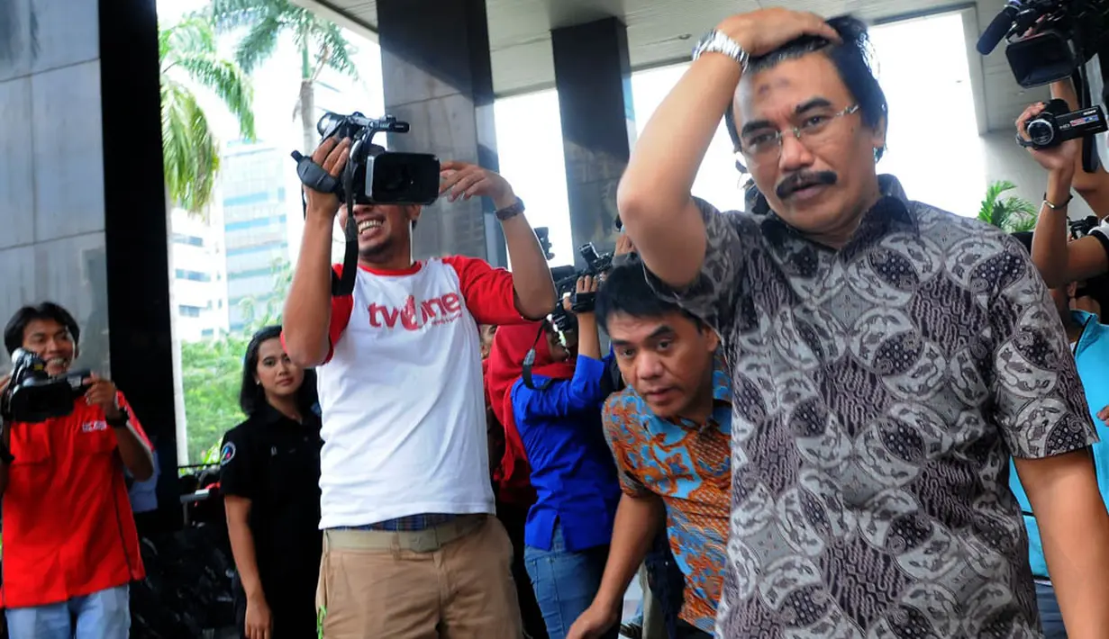 Usai diperiksa KPK Adhyaksa Dault keluar meninggalkan Gedung KPK, Kuningan, Jakarta, Rabu, (7/5/2014)(Liputan6.com/Faisal R Syam)
