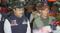 Kepala Badan Nasional Penanggulangan Bencana (BNPB) Letjen TNI Suharyanto bersama Menteri Sosial Saifullah Yusuf tinjau lokasi banjir di Bekasi. (Foto: BNPB).