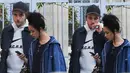 Robert dan FKA Twigs tampak bersenang-senang di kota romantis yang terkenal dengan menara Eiffel-nya itu, (15/10/14). (Dailymail)
