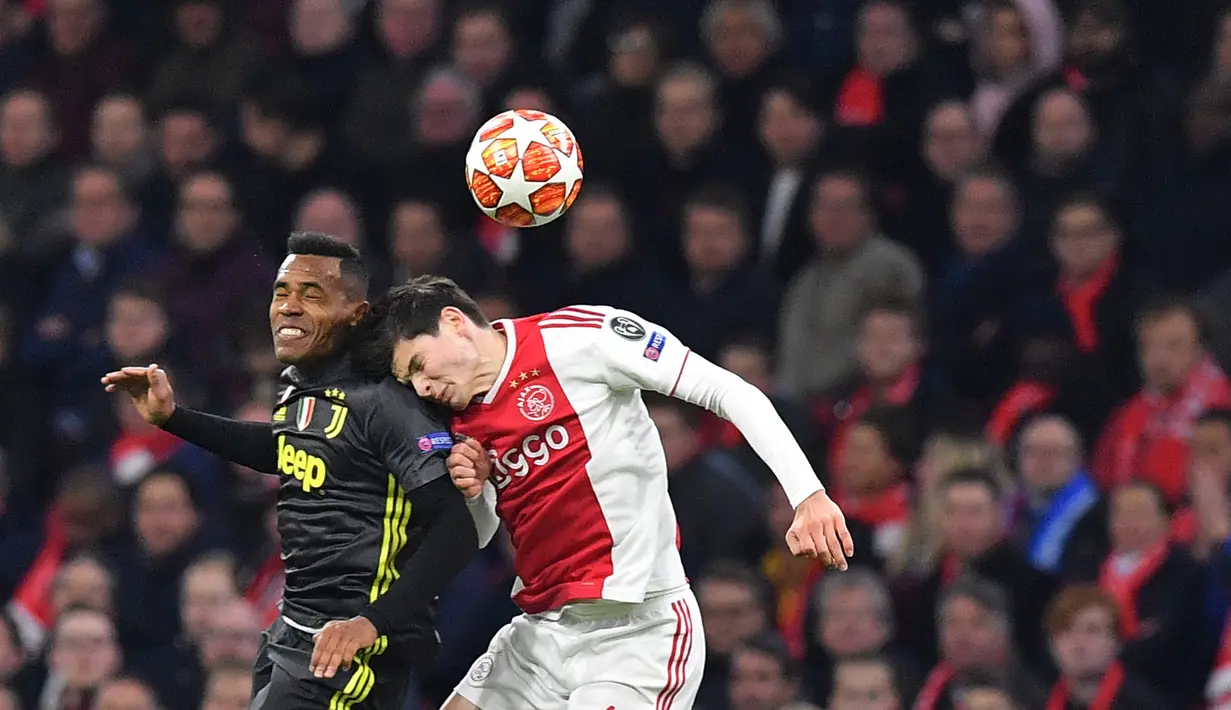 Due udara bek Juventus, Alex Sandro dan gelandang Ajax Amsterdam, Jurgen Ekkelenkamp pada laga pertama perempat final Liga Champions 2018-2019 di Amsterdam Arena, Rabu (10/4). Juventus harus puas bermain imbang 1-1 di kandang Ajax Amsterdam. (EMMANUEL DUNAND / AFP)