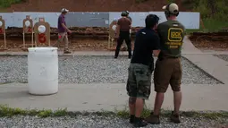 Sejumlah Anggota Pink Pistols bersiap mengikuti kelas pelatihan tembak di PMAA Gun Range, Salt Lake City, Uta, AS, (13/7). Pink Pistols adalah organisasi pro-senjata nasional LGBT di AS. (REUTERS/Jim Urquhart)