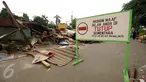Sebuah plang penutup jalan terpampang di Jalan Rawajati Barat, Jakarta, Jumat (2/9). Pasca penggusuran pemukiman di bantaran rel kereta kawasan Rawajati, sejumlah warga masih memilih bertahan tinggal di lokasi. (Liputan6.com/Helmi Fithriansyah)