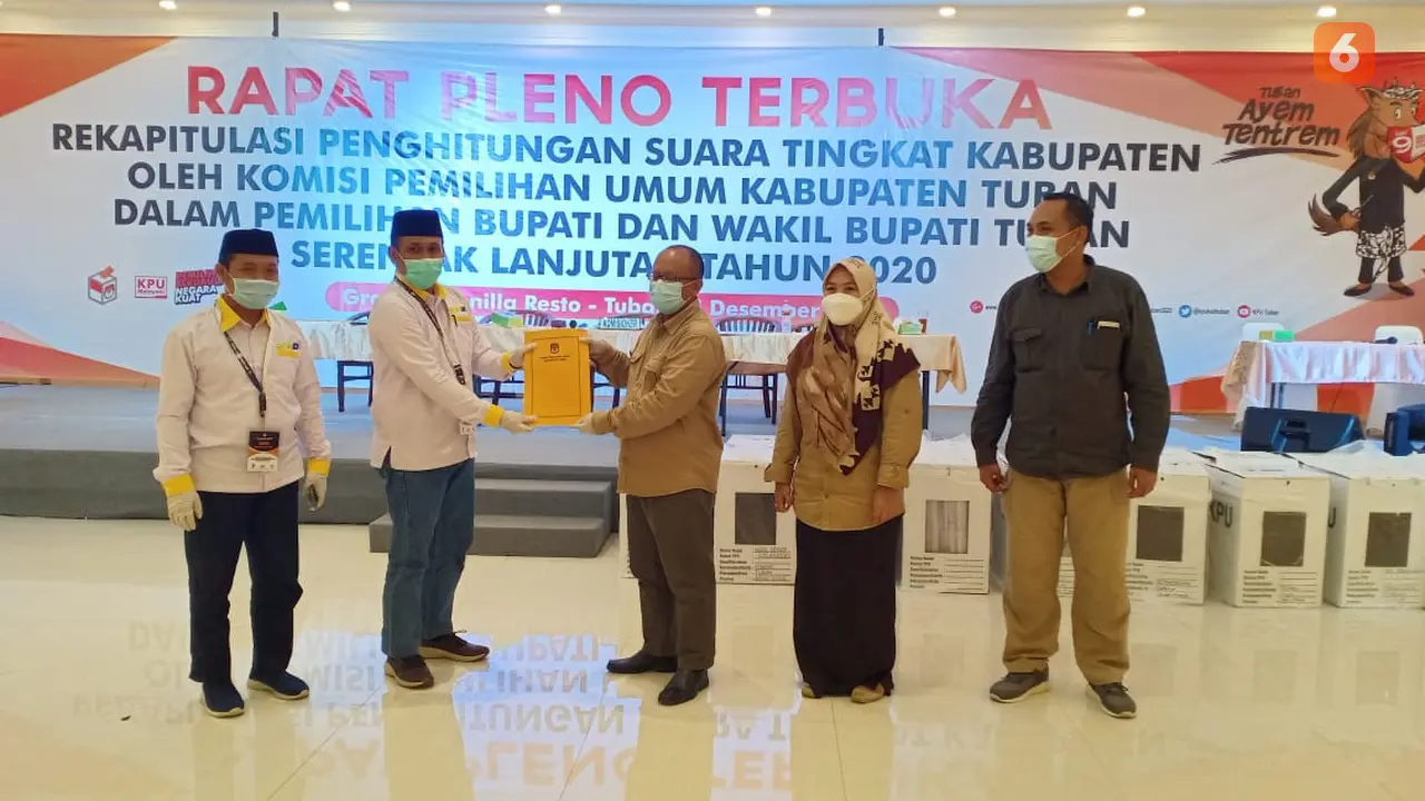 Suasana rapat pleno KPU Kabupaten Tuban terkait rekapitulasi perhitungan suara tingkat kabupaten. (Liputan6.com/Ahmad Adirin)