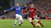 Striker Everton, Wayne Rooney, berebut bola dengan bek Liverpool, Andrew Robertson, pada laga Premier League di Stadion Anfield, Minggu (10/12/2017). Laga bertajuk Derbi Merseyside itu berakhir imbang 1-1. (AP/Peter Byrne)