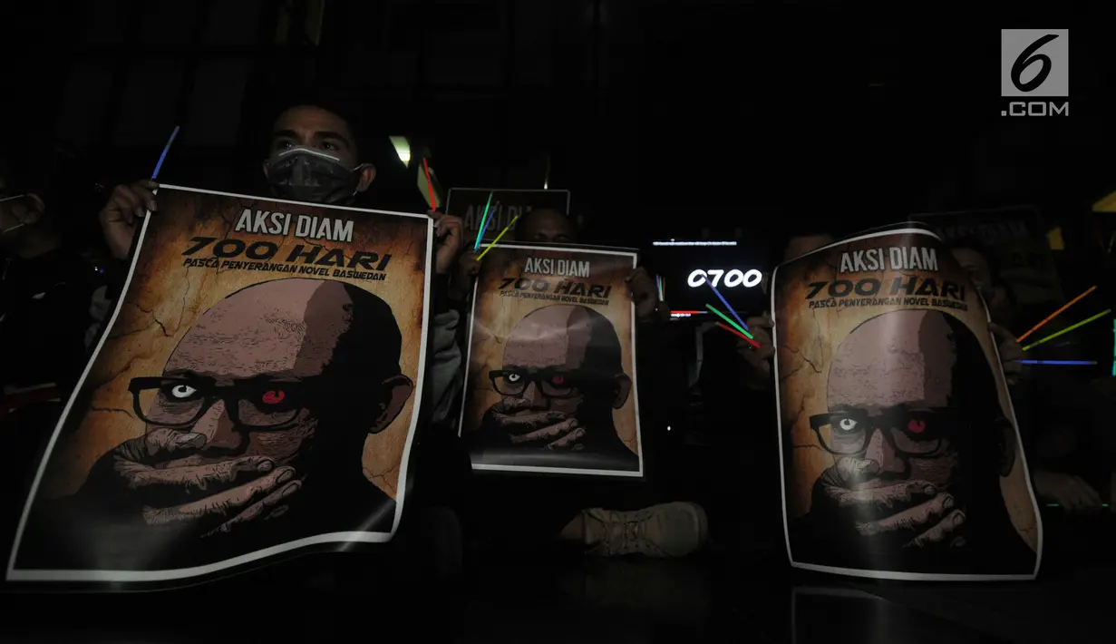 Koalisi Masyarakat Sipil Anti Korupsi bersama Wadah Pegawai melakukan aksi tutup mulut di Gedung KPK, Jakarta, Selasa (12/3). Mereka memperingati peringatan ke-700 hari penyerangan terhadap penyidik senior KPK Novel Baswedan. (merdeka.com/Dwi Narwoko)