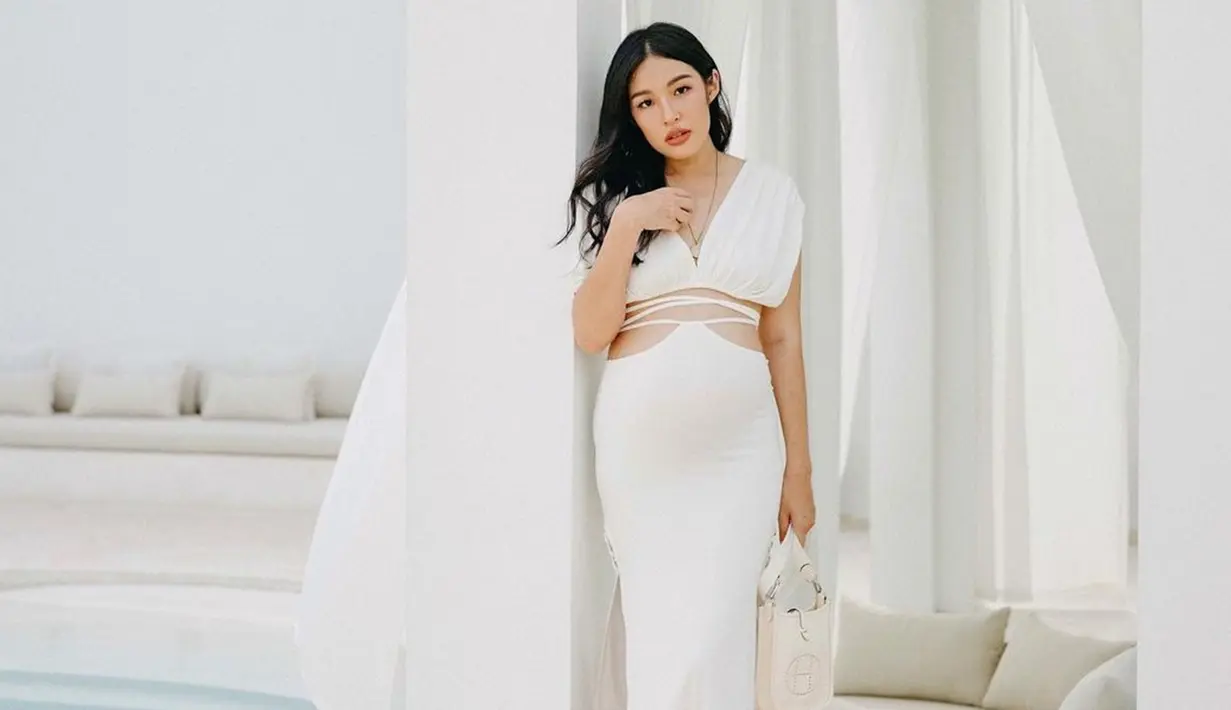Istri chef Arnold ini tampil memesona saat menjalani pemotretan terbaru. Tengah mengandung anak kedua, Tiffany memamerkan baby bump-nya yang sudah semakin besar. Dengan balutan outfit berwarna putih, wanita kelahiran 1990 ini tampil begitu elegan sesuai warna background pada foto. (Liputan6.com/IG/@tiffanysoetanto)