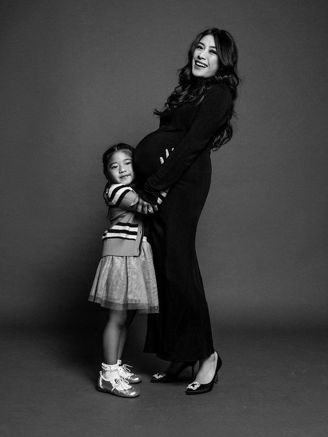 6 Potret Elegan Maternity Shoot Aliya Rajasa Bareng Keluarga, Siap Sambut Anak Keempat