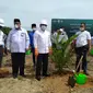 Menteri Koordinator Bidang Perekonomian Airlangga Hartarto dan Ketua Umum Pengurus Besar Nahdlatul Ulama (PBNU) KH Yahya Cholil Staquf memimpin langsung replanting atau penanaman kembali peremajaan sawit rakyat (PSR) . (istimewa)