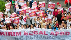 Kelompok masyarakat yang menamakan diri @temanahok menggelar aksi galang petisi 'Kirim Begal APBD Ke Penjara' di depan Bundaran HI atau arena Car Free Day, Jakarta, Minggu (8/3/2015). (Liputan6.com/Yoppy Renato) 