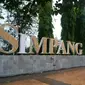 Para pengunjung banyak yang mengunggah foto-foto mereka berlatar Simpang Lima Semarang ke media sosial. (Liputan6.com/Edhie Prayitno Ige)