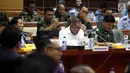 Menhan Ryamizard Ryacudu dan Panglima TNI Marsekal Hadi Tjahjanto saat rapat kerja dengan Komisi I DPR di Jakarta, Senin (29/1). (Liputan6.com/JohanTallo)