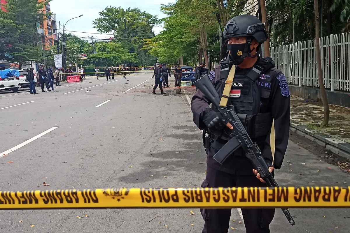 Sempat Terkendala Hujan Deras, Tim Gegana Lanjutkan Olah TKP Lokasi Bom Bunuh Diri Gereja Katedral Makassar