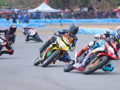 Yamaha Cup Race (YCR) yang digelar pada 21-22 September 2024 di sirkuit Pancasila Karaeng Mallombassang, Pangkep Sulawesi Selatan berjalan seru. (Bola.com/M Iqbal Ichsan)