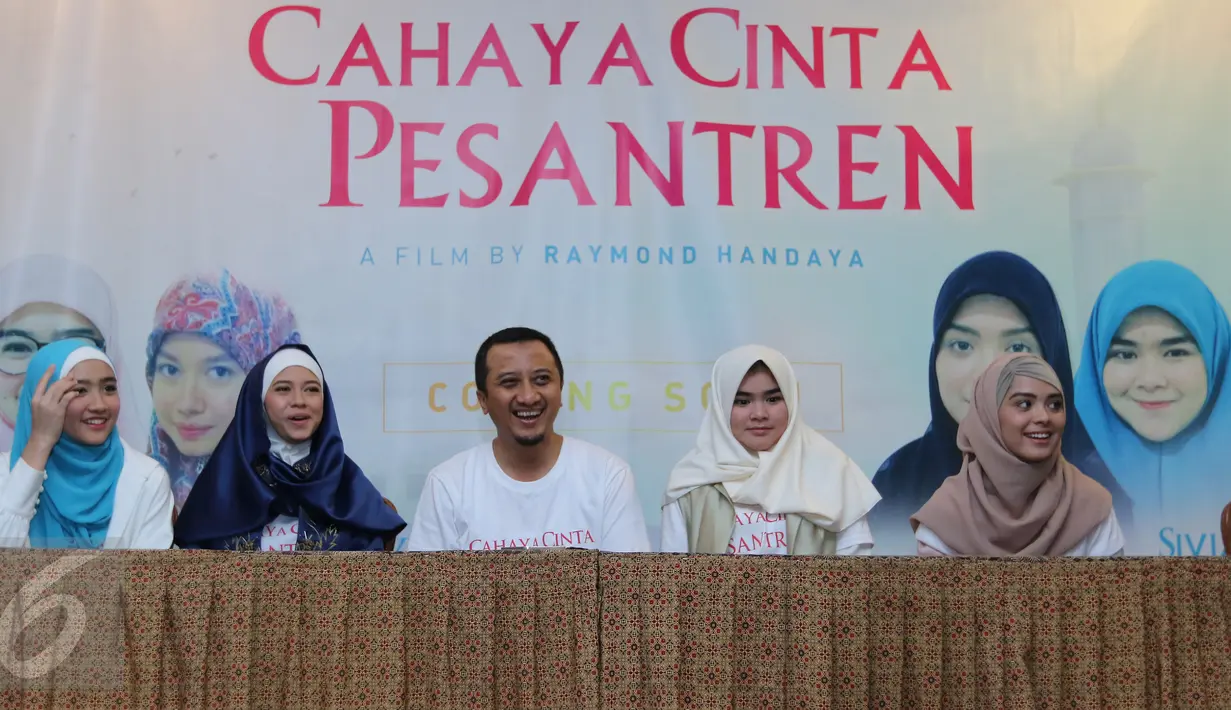 Ustadz Yusuf Mansur bersama para pemain film Cahaya Cinta Pesantren menggelar konferensi pers, Jakarta, Senin (25/1/2016). Film ini diadaptasi dari novel karya Ira Madan dan digarap oleh rumah produksi Fullframe Picture. (Liputan6.com/Herman Zakharia)