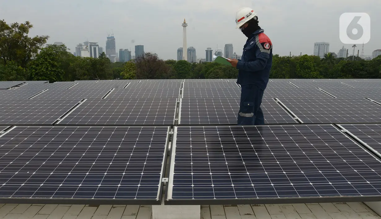Teknisi sedang melakukan pemeriksaan instalasi panel surya di Masjid Istiqlal, Jakarta, Kamis (3/9/2020). Penggunaan listrik dengan tenaga surya ini sebagai upaya pemerintah mendukung penggunaan energi yang ramah lingkungan, efektif dan efesian. (merdeka.com/Imam Buhori)