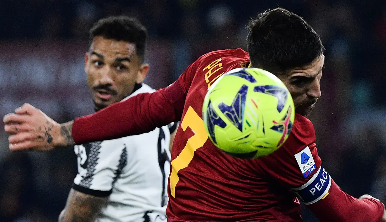 Pemain AS Roma, Lorenzo Pellegrini (kanan) berusaha menanduk bola pada laga pekan ke-25 Liga Italia 2022/2023 melawan Juventus yang berlangsung di Stadio Olimpico, Senin (06/03/2023) dini hari WIB. (AFP/Filippo Monteforte)