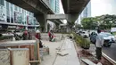Aktivitas pekerja saat merampungkan proyek revitalisasi trotoar di sepanjang Jalan Satrio-Casablanca, Jakarta Selatan, Selasa (10/12/2019). Kawasan ini akan menjadi tempat warga berkegiatan. (Liputan6.com/Faizal Fanani)