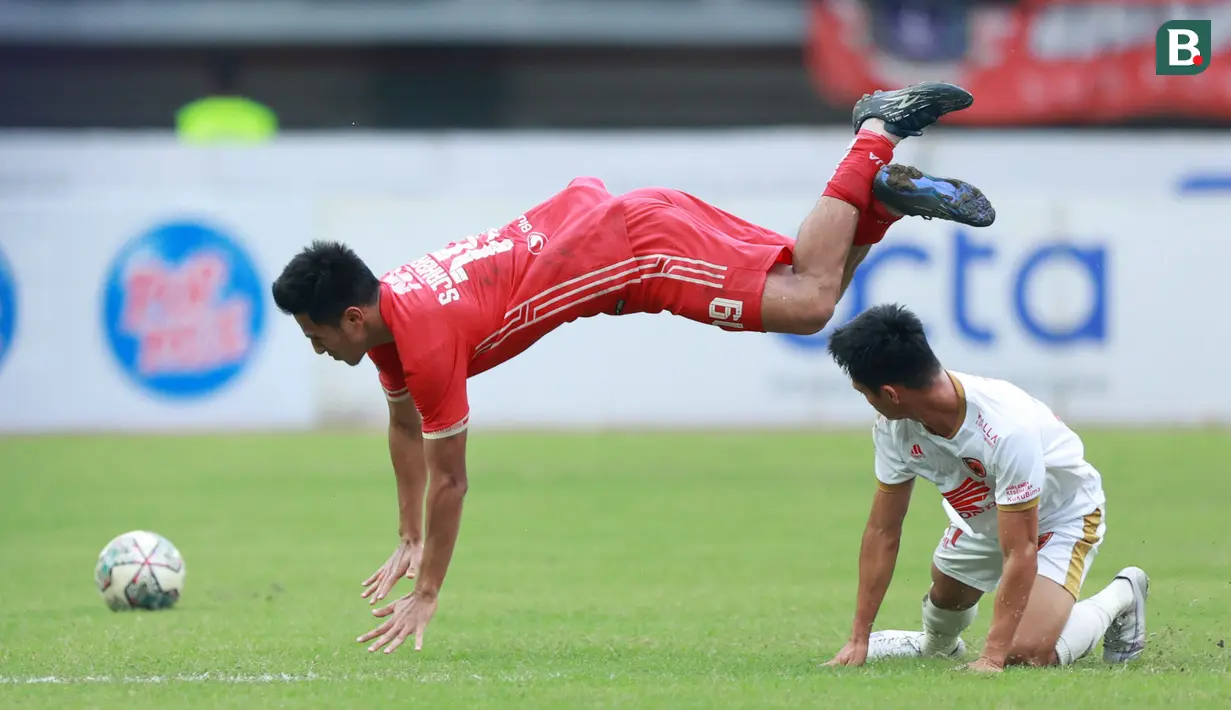 Pemain Persija Jakarta, Hanif Sjahbandi (kiri) terjatuh saat melawan PSM Makassar pada laga pekan ke-20 BRI Liga 1 2022/2023 di Stadion Patriot Candrabhaga, Bekasi, Rabu (25/1/2023). Persija menang dengan skor 4-2. (Bola.com/M Iqbal Ichsan)