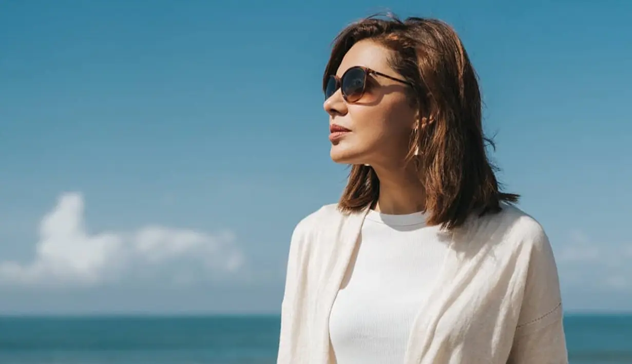 <p>Perempuan yang akrab disapa Mbak Nana ini memang pintar padu padankan pakaian. Outfit putih yang ia kenakan serasi dengan warna ombak saat berfoto. Foto Najwa Shihab saat di pantai pun banjir like dan komentar dari netizen. (Liputan6.com/IG/@najwashihab)</p>