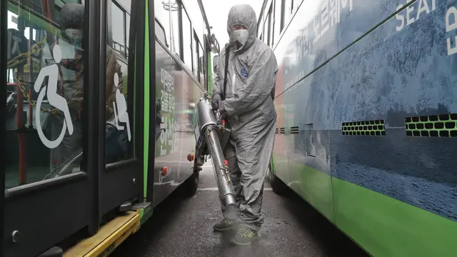Virus COVID-19 Makin Melonjak di Korsel, Tempat Parkir Bus Disemprot Disinfektan