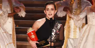 Kepiawaian Emma Watson dalam berakting kembali ia buktikan dengan penghargaan yang diterimanya dalam ajang penghargaan MTV Movie Awards 2017. Film Beauty and the Beast lah yang membawanya menjadi pemenang. (AFP/Bintang.com)