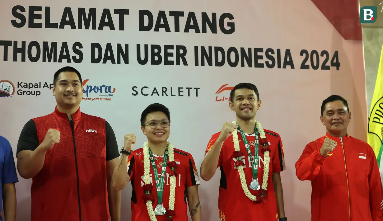 <p>Kapten tim bulu tangkis putra Indonesia untuk Thomas Cup 2024, Fajar Alfian (tengah kanan) dan kapten tim bulu tangkis putri Indonesia untuk Uber Cup 2024, Apriyani Rahayu (tengah kiri) berfoto bersama dengan Sekjen PP PBSI, Fadil Imran dan Menpora Dito Ariotedjo di Gedung VVIP Terminal 3 Bandara Soekarno Hatta, Tangerang, Banten, Senin (06/05/2024). (Bola.com/M Iqbal Ichsan)</p>